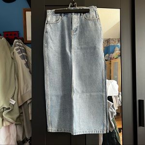 Aritzia TNA Durrell Midi Denim Skirt